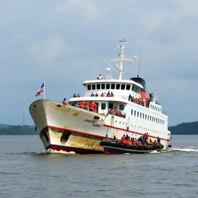resgate de passageiros após naufrágio em Manaus